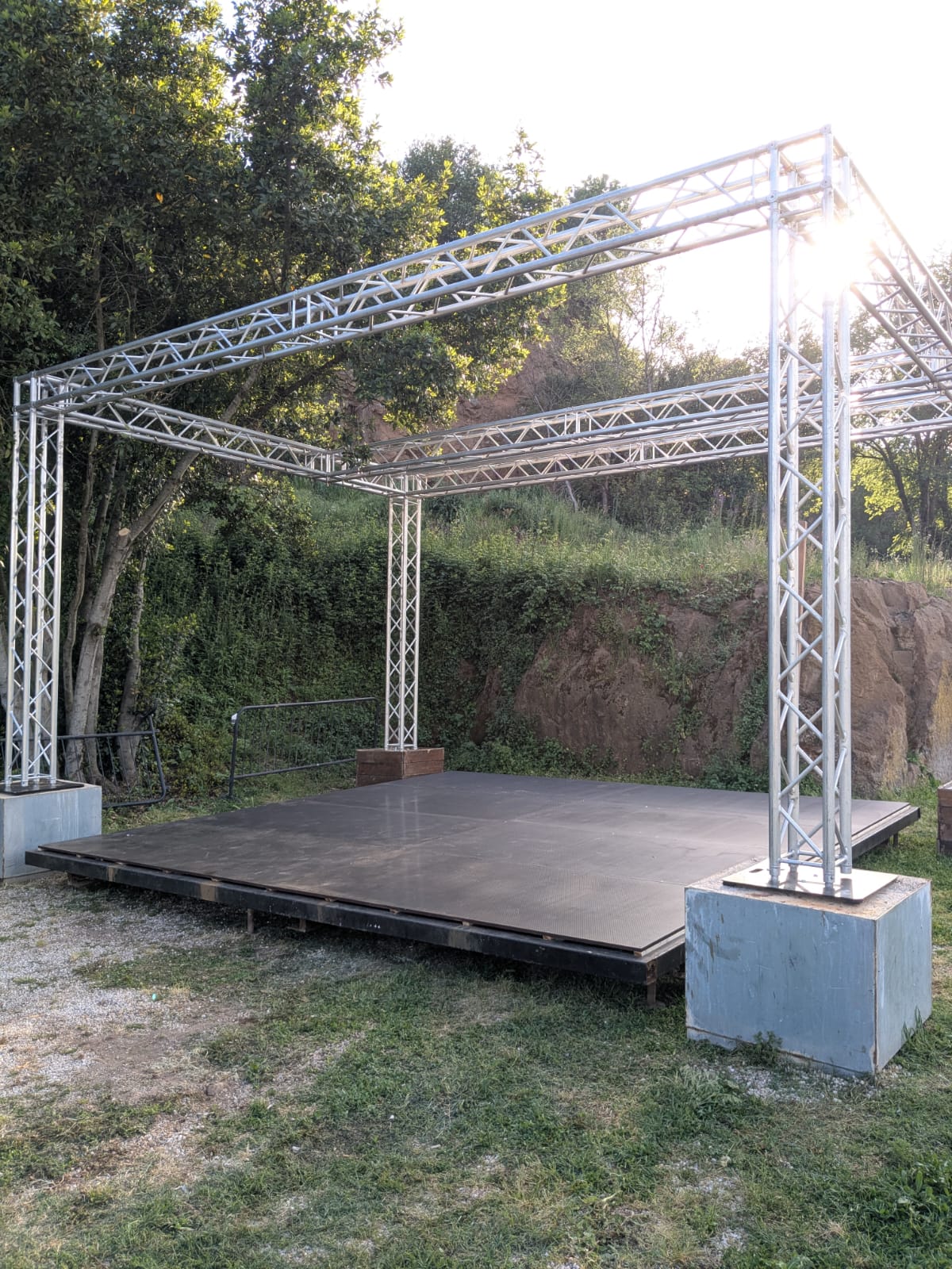 Palco con struttura americana allestito in uno spazio verde